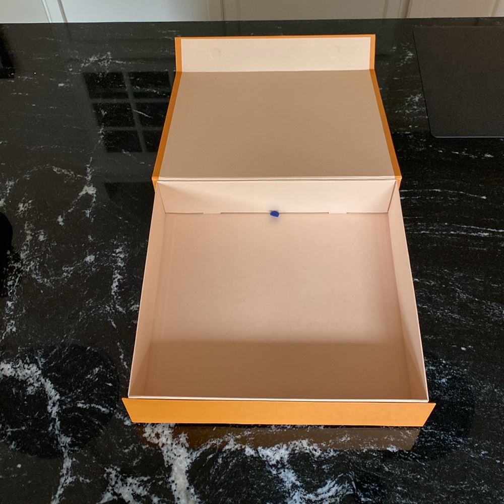 Louis Vuitton Signature Magnetic Box Set with LV Bow and LV Card Inserts - Picture 7 of 12